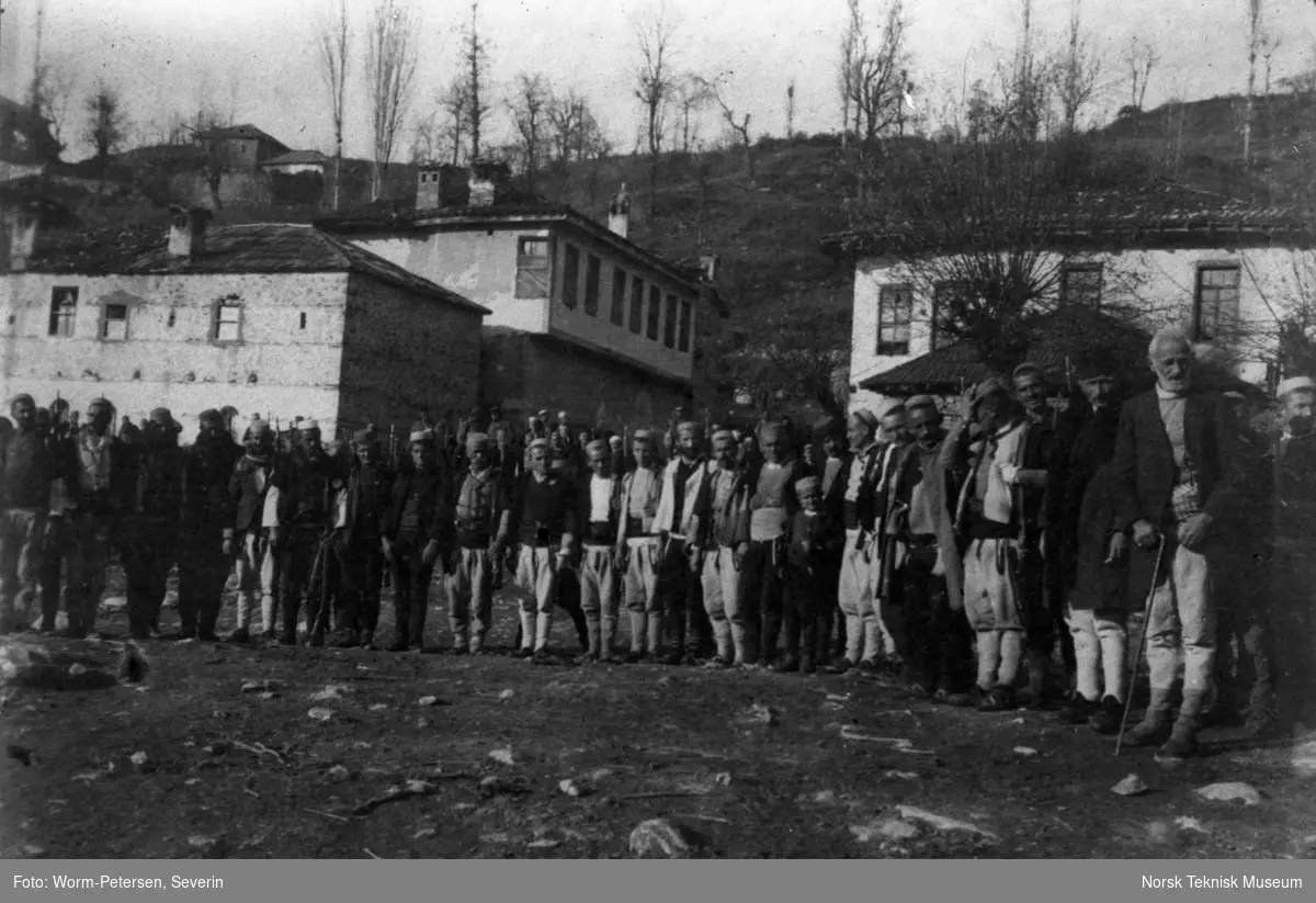 Forsamling av mennesker, trolig i tidligere Jugoslavia eller Albania