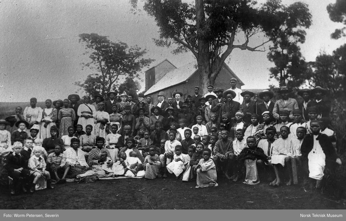 Umpumulo. Menighetsgruppe foran misjonskirken. Sør-Afrika