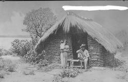 Familie foran sitt hus, Guatemala