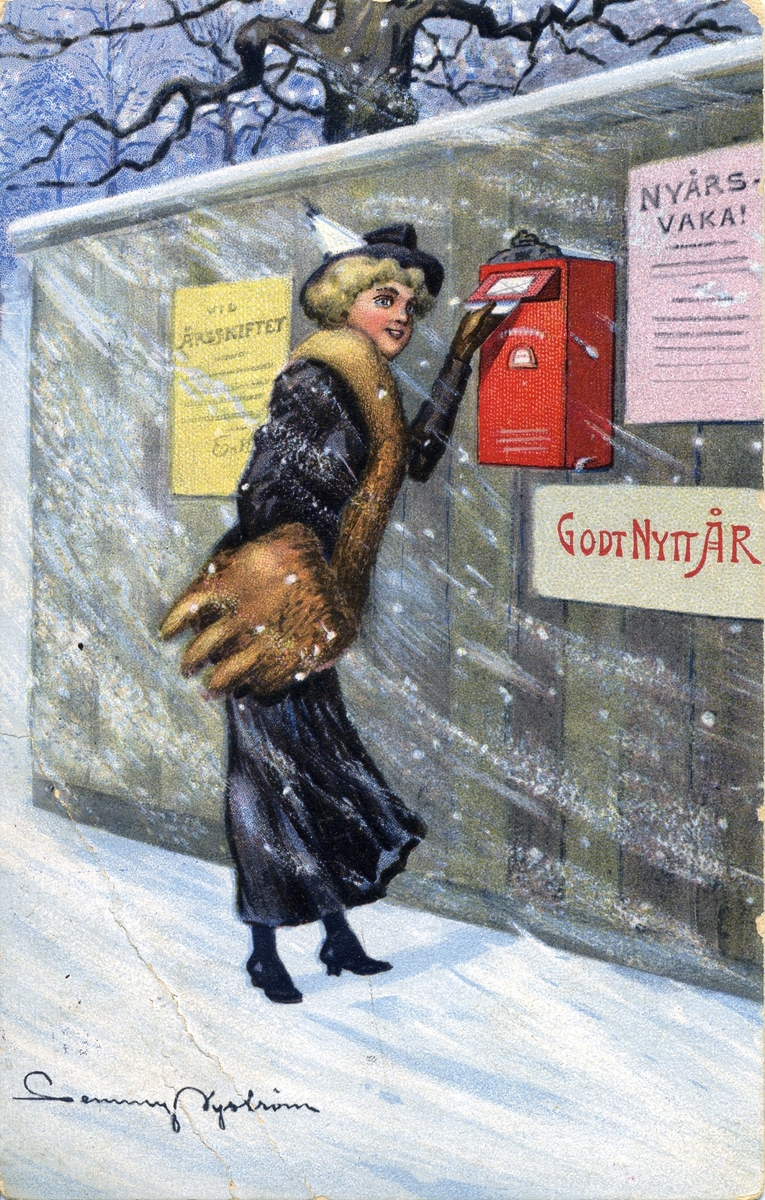 Nyårskort med motiv av kvinna som lägger ett brev på en röd brevlåda. Brevlådan är upphängd på ett staket med affischer om "nyårsvaka", "vid årsskiftet" och "gott nytt år". Adressidan visar att kortet är avsänt från med postkupé till Kvarnsveden 1915.