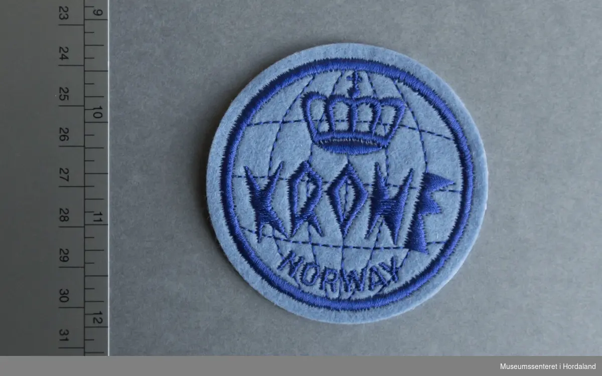 Strykemerke Krone til klede produsert på Salhus Tricotagefabrik utanfor Bergen.