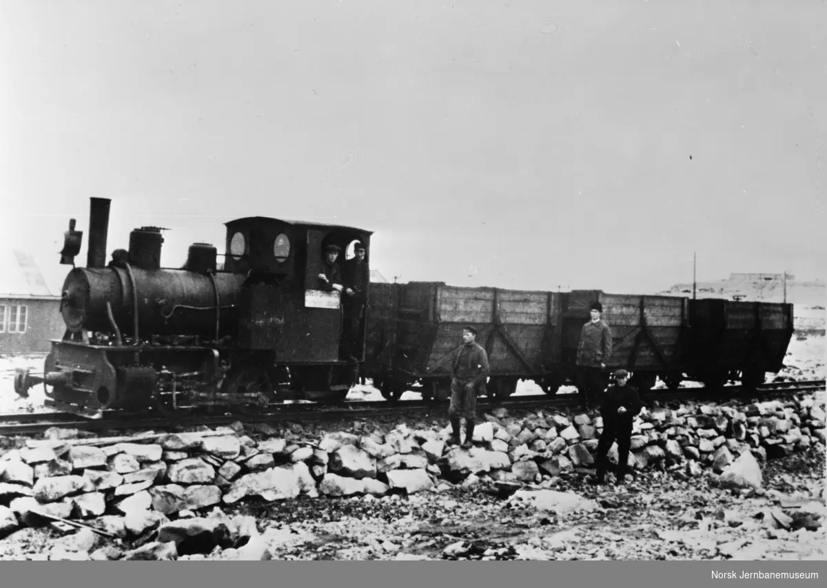 Damplokomotiv med kullvogner på Bjørnøya