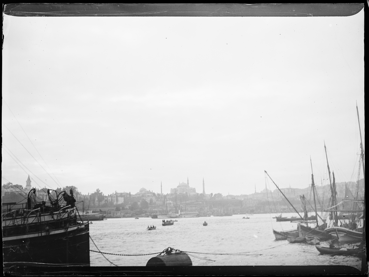 "Jerusalem 10, Cairo 6" (inskr eske). Istanbul med Hagia Sophia (Ayasofya) i bakgrunnen. Bilde fra havna med mange fiskebåter.