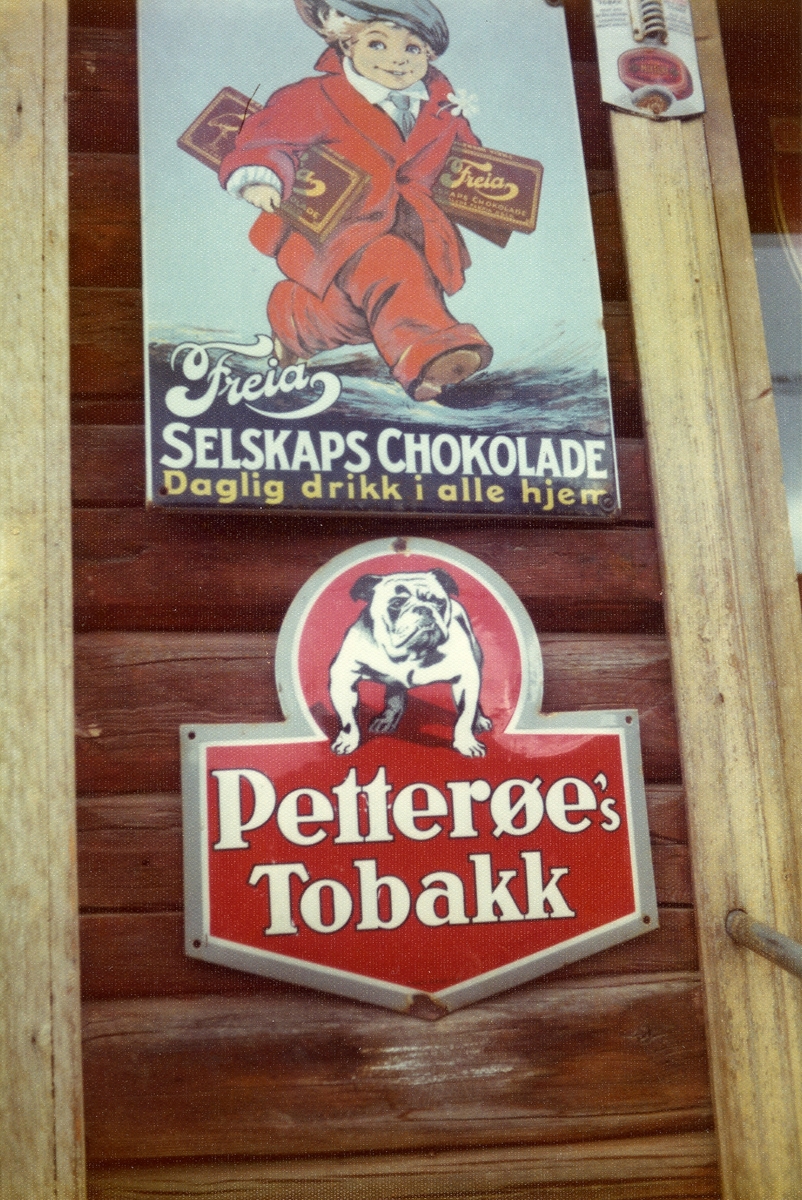 Reklameskilt på fasaden til Svein Eidal Landhandel.