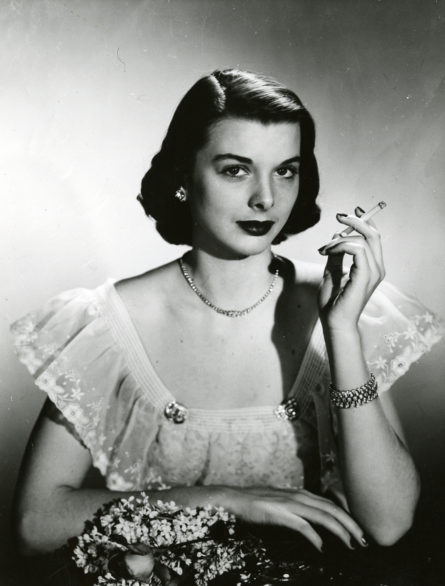Portrett av kvinne med sigarett i hånden.