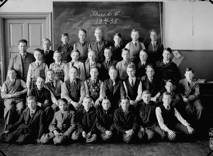 Vasaskolan, klassrumsinteriör, 32 pojkar med lärare Gustaf Tillas.
Klass 6C, sal 12.