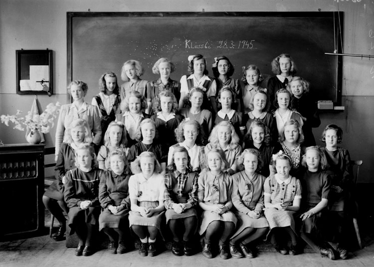 Vasaskolan, klassrumsinteriör, 30 flickor med lärarinna fröken Margit Svensson.
Klass 6c, sal 22.