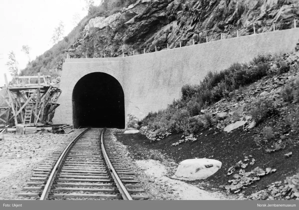 Anlegget Mosjøen-Mo i Rana : Rynesåsen tunnel, ferdig utmuring ved søndre innslag, pel 514