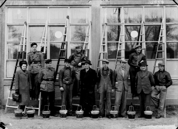 Åtta fönsterputsare, två män och en kvinna.
Englund. 
Firman hette Engström o Carlsson, etablerad 1915.