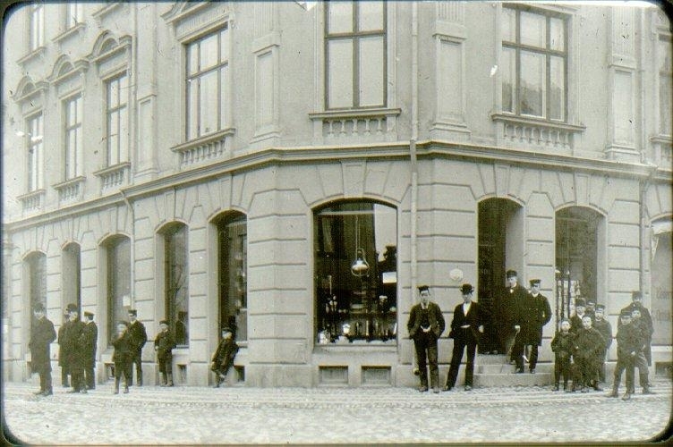 Kv. Guldsmeden 10, Storgatan 30 - S:t Olofsgatan 4, "Norders hörna" 1906. G.W. Lundins bokhandel. Bokhandelsmedhjälparen Oskar Lundahl stående innerst på trappan.
