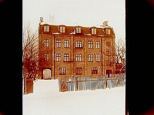 C.J. Almkvists Skofabrik, tre och en halvvånings fabriksbyggnad i tegel.
