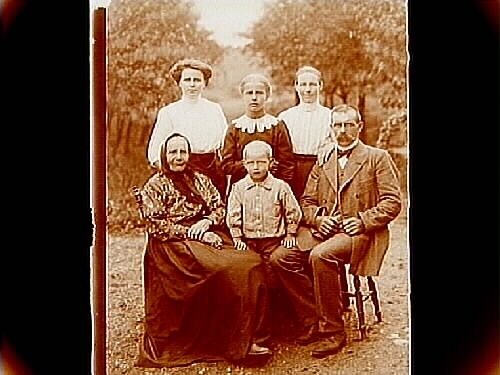 Familjegrupp, 6 personer. Alf. Persson - Örebro läns museum