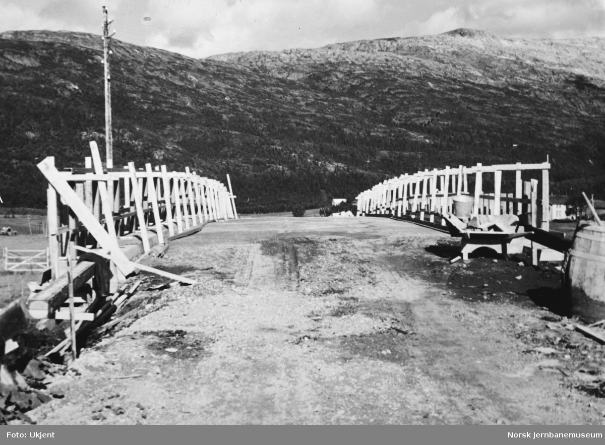 Anlegget Mosjøen-Mo i Rana : bygging av overgangsbru for riksveg i Holandsvika, pel 1306