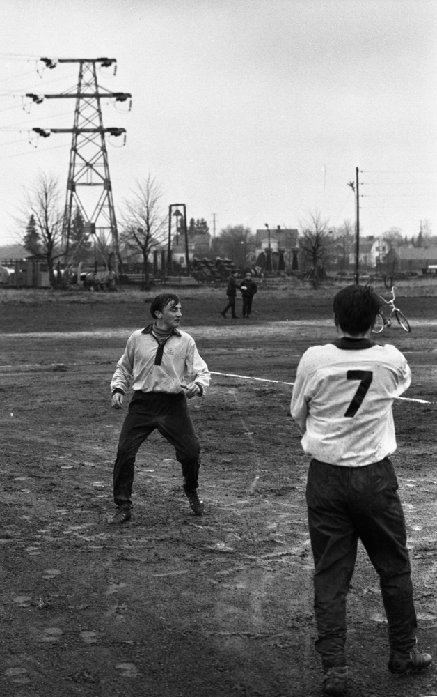Götberg skall leda idrottspluton ,
ÖSK-Bäckman 11 april 1967

Två fotbollsspelare på Trängens fotbollsplan. Spelaren till vänster heter Anders Bäckström. Utanför planen står det en cykel parkerad.