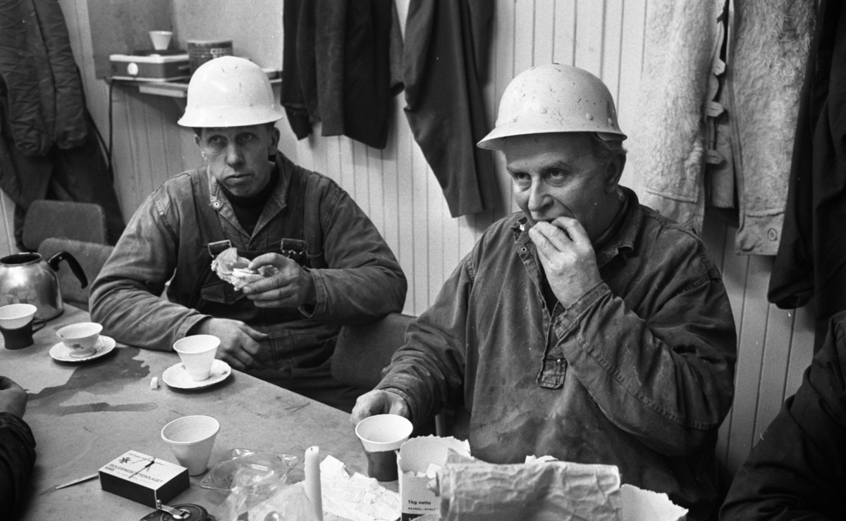 Kommer stämpeluret sticker vi 18 januari 1967

Två byggnadsarbetare sitter vid ett bord under en kafferast och äter smörgåsar och dricker kaffe. De är klädda i arbetskläder och vita hjälmar.
























 













































































































































































 
































                                                                                                                                                                                                                                                                                                                                                                                                                                                                                                                                                                                                                                                                                                                                                                                                                                                                                                           























































































































                                                





















































































































































 
































                                                                                                                                                                                                                                                                                                                                                                                                                                                                                                                                                                                                                                                                                                                                                                                                                                                                                                           























































































































                                                


































































   










































 













































































































































































































 
































                                                                                                                                                                                                                                                                                                                                                                                                                                                                                                                                                                                                                                                                                                                                                                                                                                                                                                           



































































