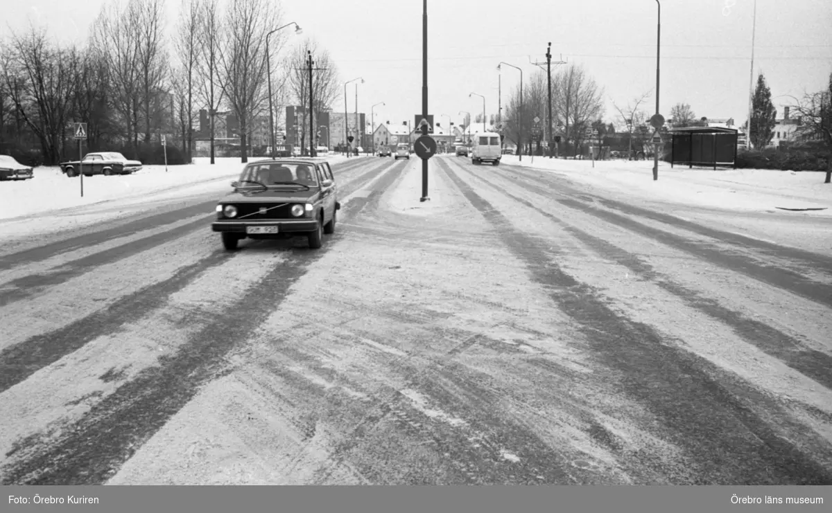 Trafikfällor 31 januari 1978. 
Bilden tagen mot norr i korsningen Rudbecksgatan-Hagmarksgatan. 
Bakom Volvon skymtar Österängshemmet.