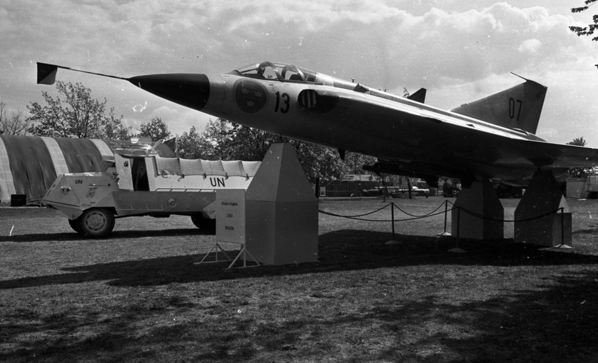 Örebro 700 1 juni 4 juni 1965.

Flygplansutställning. Jaktflygplan J35D Draken.