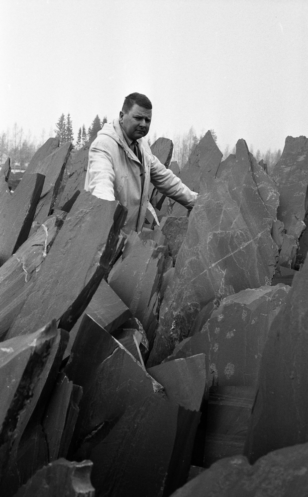 Grythyttans skifferverk, 6 april 1968.


Lasse Larsson, ekonomiansvarig på skifferverket.