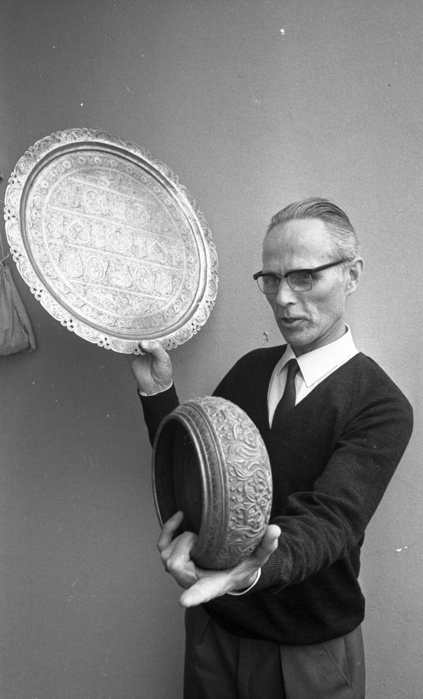 Rune Aneer skall samla in, 7 juli 1965

Man håller två föremål i sina händer. Det ena är ett silverfat och det andra är en skål.
Komminister Olaus Petri