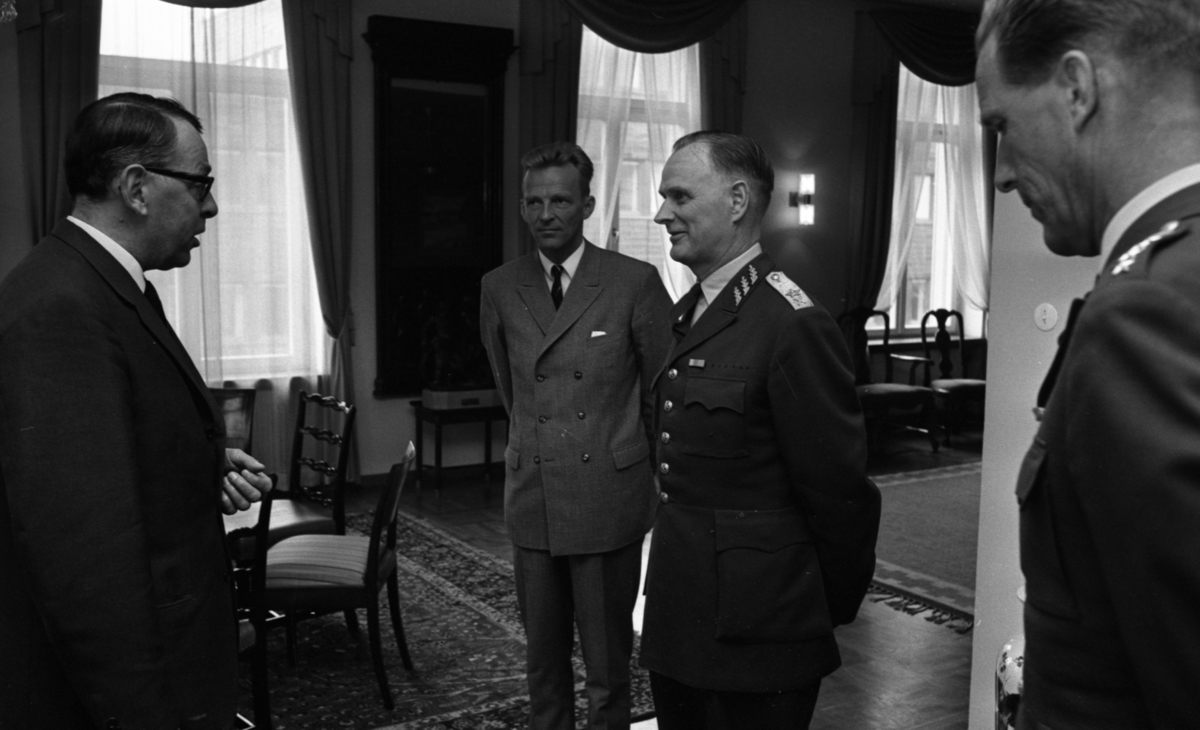 Kurator, Nye generalen 18 maj 1967. 
Militären, andra personen från höger är generalmajor Stig Löfgren, militärbefälhavare för Bergslagens militärområde åren 1967-1973.
