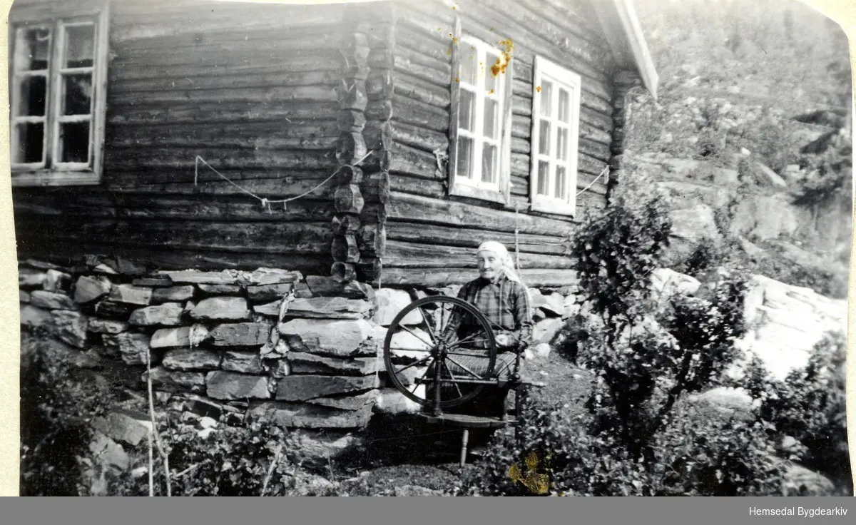 Margit Mørk (1867-1953), gift Prestegardshus. Dei budde Skoltebbakken (Skøltebakka), 56.7.