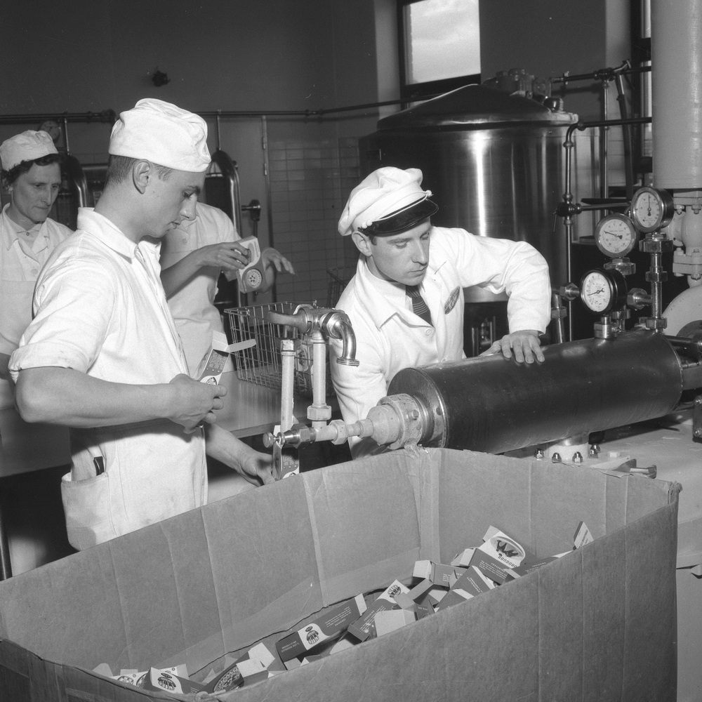 Mejeriföreningen gör glass.
12 maj 1955