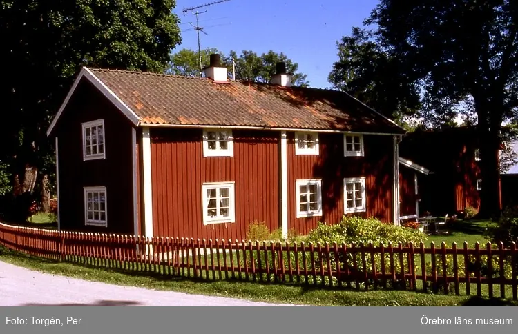 Bild tagen till broschyren "Riksintressanta kulturmiljöer i Örebro  län"
En av de äldre manbyggnaderna i Lekhyttan.