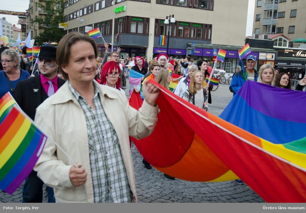Dokumentation av Örebro Pride 2013, den 31 augusti 2013.
Pridetåget.