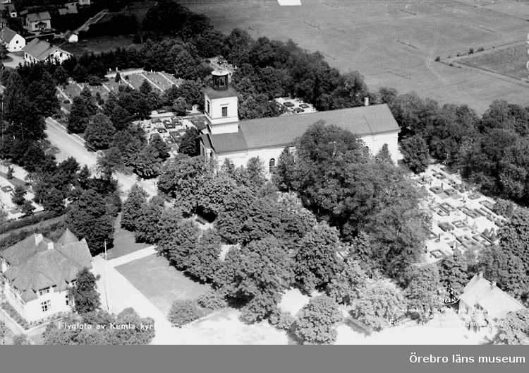 Flygfoto över Kumla kyrka.
Bilden tagen för vykort.
Förlag: Algot Dohlwitz Bokhandel, Kumla.