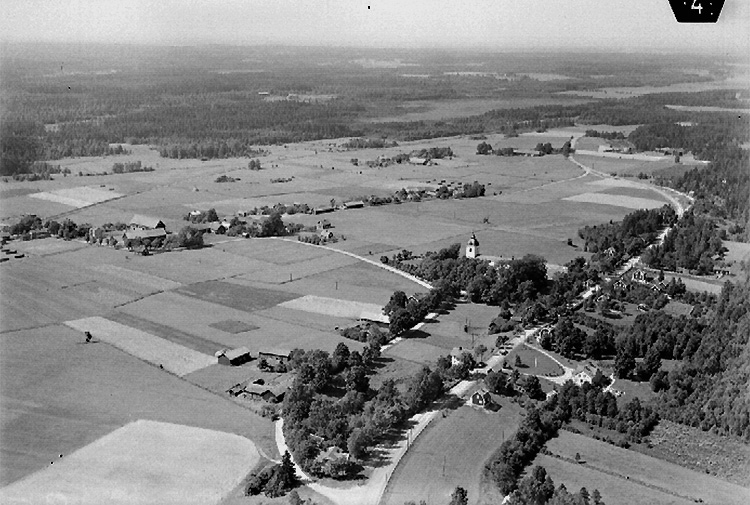 Flygfoto över Svennevad, kyrkan, bostadshus och byggnader.