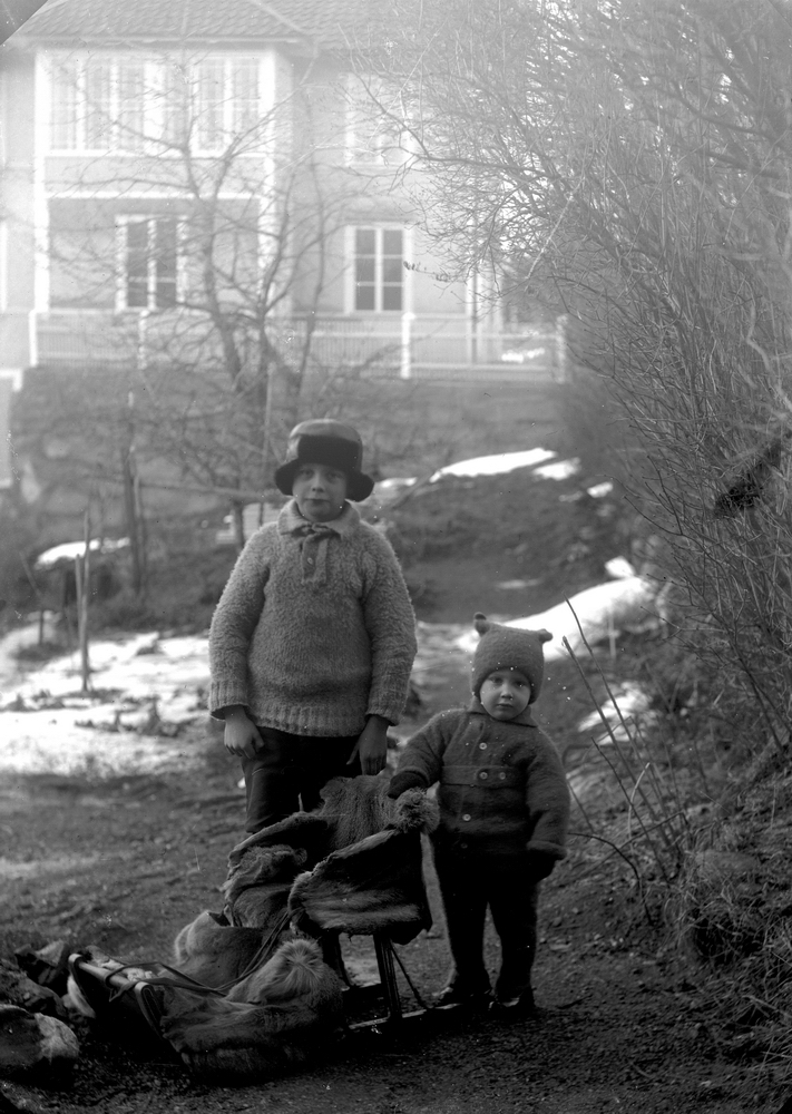 Två pojkar vid Norra Hyddan.
Helge Hallberg (son till Hilda och Arthur Hallberg), född 1911-12-10 vid Svennevadsby i Svennevad.
Erik Hallberg (son till Anna och Aron Hallberg), född1920-02-17 vid Ekhult i Nora stadsförsamling.