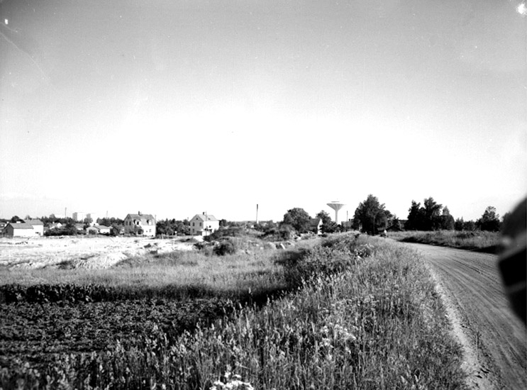 Stadsvy, bostadshus och Svampen i bakgrunden.