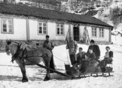 Søre Hulbak,ca.1944. Familien Ola E. Hulbak i kyrkjesluffa.
