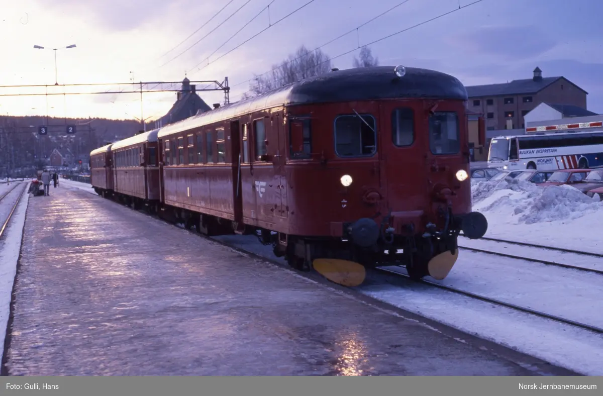 Nest siste persontog til Kongsberg på Numedalsbanen 31. desember 1988 ankommet Kongsberg stasjon