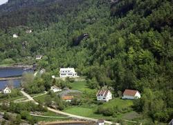 Skolehus gard hus veg fjord skog