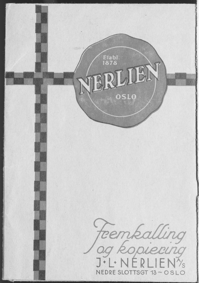 Konvolutt fra fotografen/ firmaet J.L. Nerlien AS, hvor 4 negativer ble oppbevart.

Baksiden: Håndskrevet og trykket tekst.