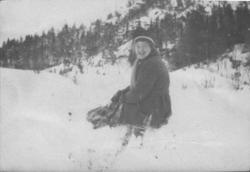 Smilende dame i snøen.