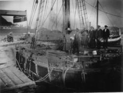 Namsos. Mennesker samlet på en seilbåt som ligger ved kaia.