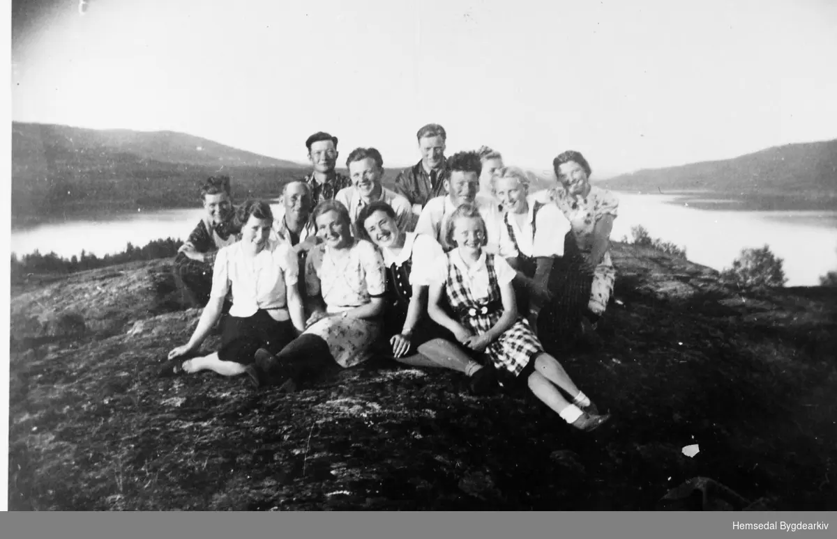 Hemsedal Kristelege Ungdomslag på tur til Ranen ved Storevatn i Hemsedal i 1941