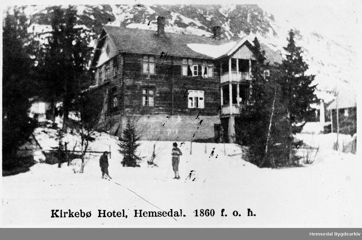 Kirkebø Hotel i Trøym. Hotellet lår rett overfor Søre Bygdheim, mellom riksveg 52 og Hemsil. Seinare vart  hotellet bygd ut og fekk namnet Hemsedal Hotell.