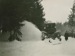 Snørydding med Snow King på FWD lastebil i Lågendalen 1929