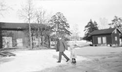 Christian Pierre Mathiesen leier sønnen Iacob over et snøvåt