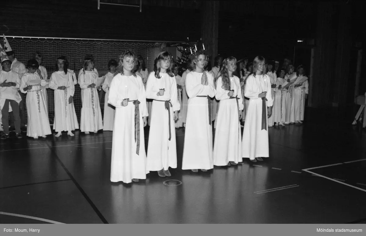 Luciafirande på Ekenskolan i Kållered, år 1983.

För mer information om bilden se under tilläggsinformation.