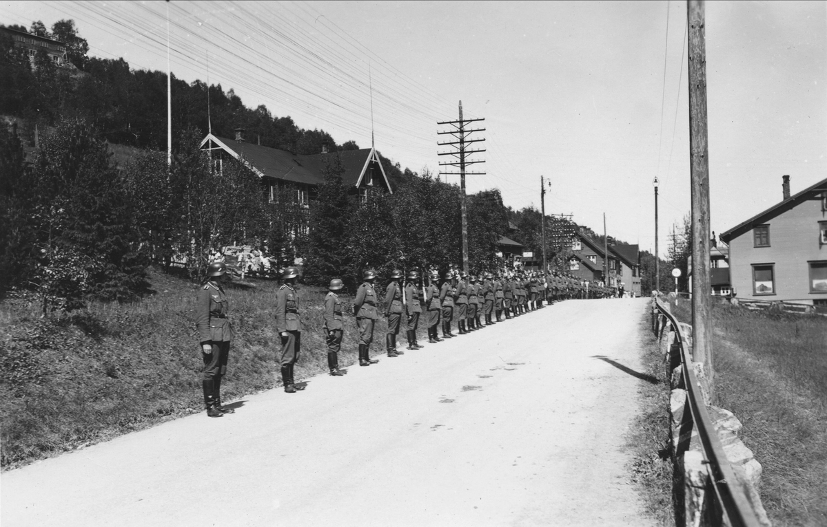 Oppstilling av tyske soldater i Løkken sentrum. Antagelig i anledning Terbovens besøk.