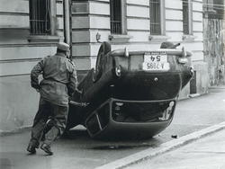 Foto av en soldat som løper mot en bil som har havna på take