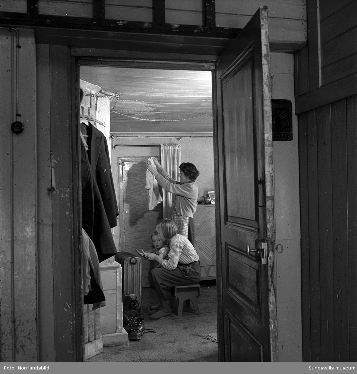 Reportagebilder hemma hos en trångbodd barnfamilj på Bleckslagaregatan 16 på Södermalm i Sundsvall.
