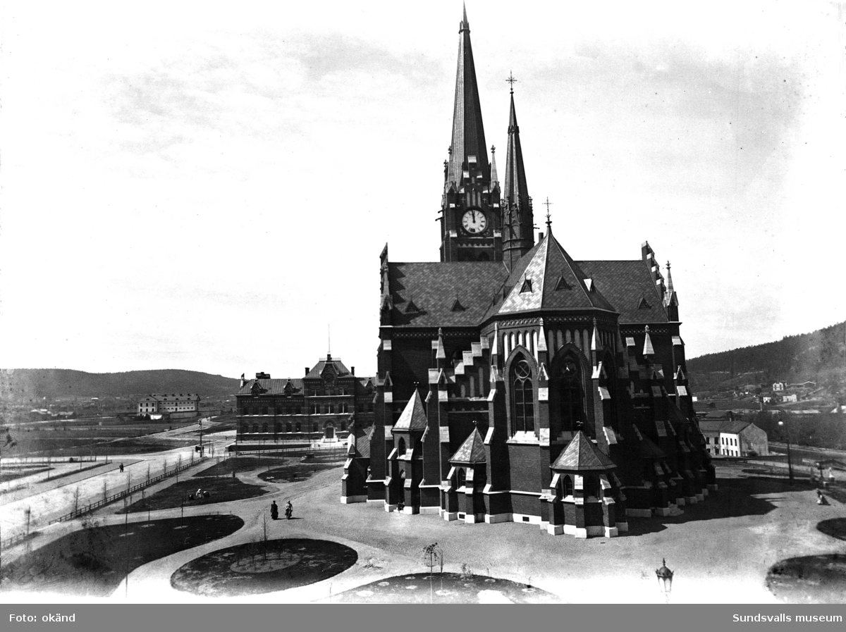Den nybyggda Gustav Adolf Kyrkan med Flickskolan och Kronohäktet i bakgrunden.