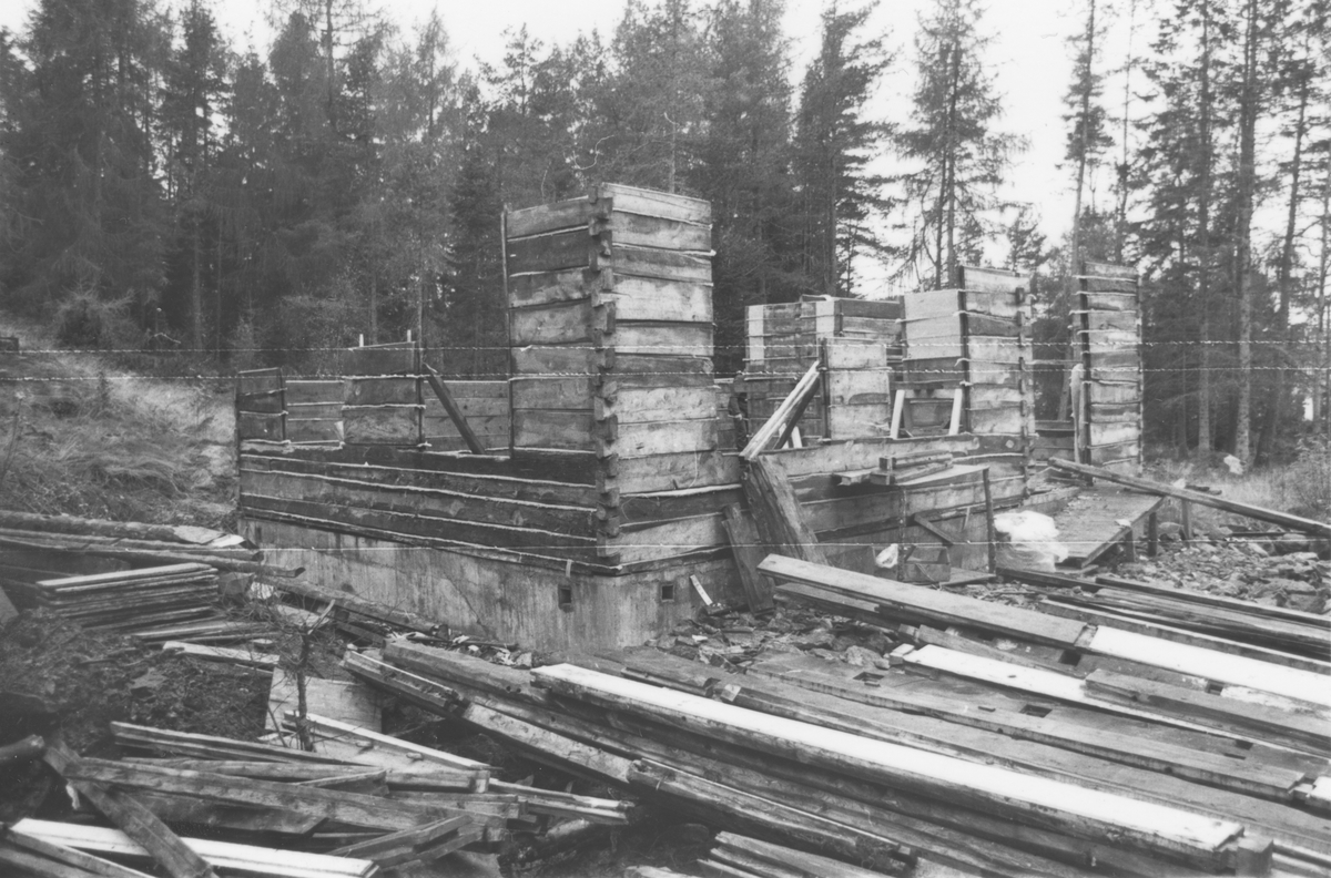 Dokumentasjons-serie av flyttinga av Norddalskulen til Sunnmøre Museum. Motivene viser riving, flytting og gjenreisinga i Borgundgavlen.