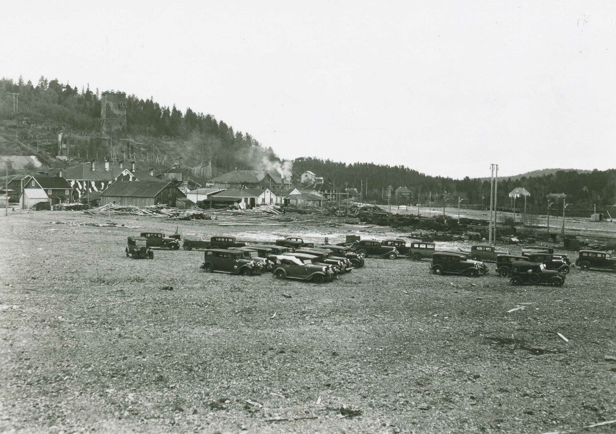 Privatbiler rekvirert av tyskerne under krigen. Samlet ved gruvanleggene i Fagerlia.