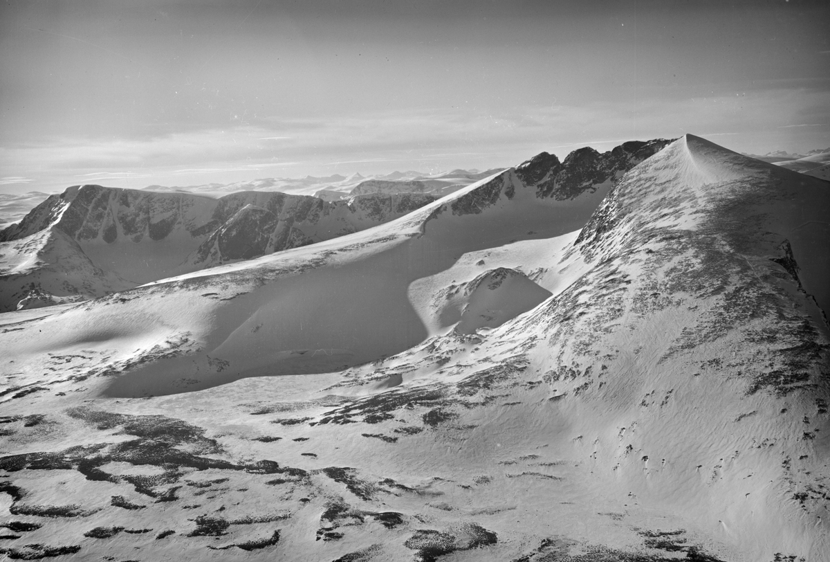 Snøhetta, Dovre, 16.03.1953, fjellandskap med snø